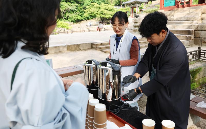 宫陵遗址本部为帮助参与活动的人们好好享受和休息，准备了五味子茶和锅巴茶。一杯热茶不仅能唤醒感官，更能加深思考。