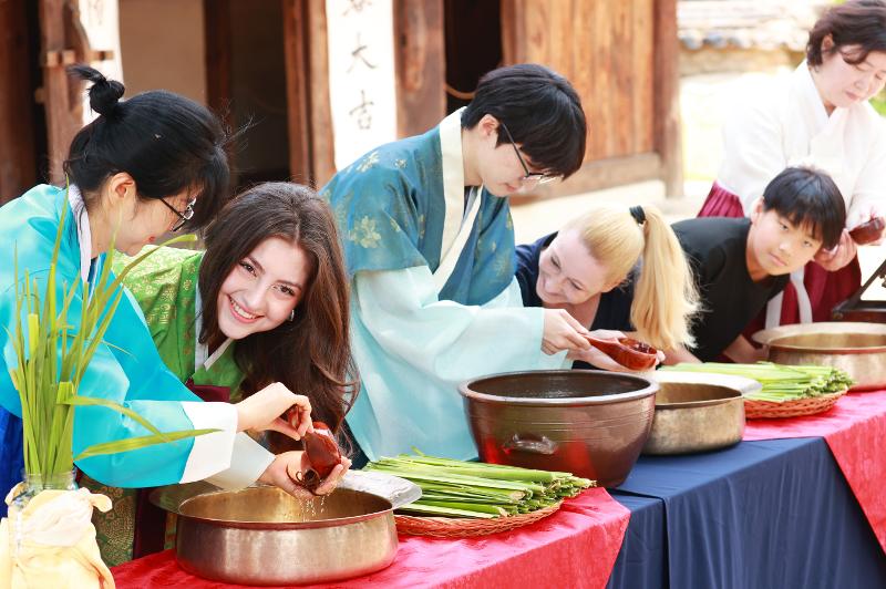 5月29日，距离端午还有两天。图为当天下午，在首尔钟路区国立民俗博物馆内举行的迎端午纪念活动上，外国人体验用菖蒲水洗头。