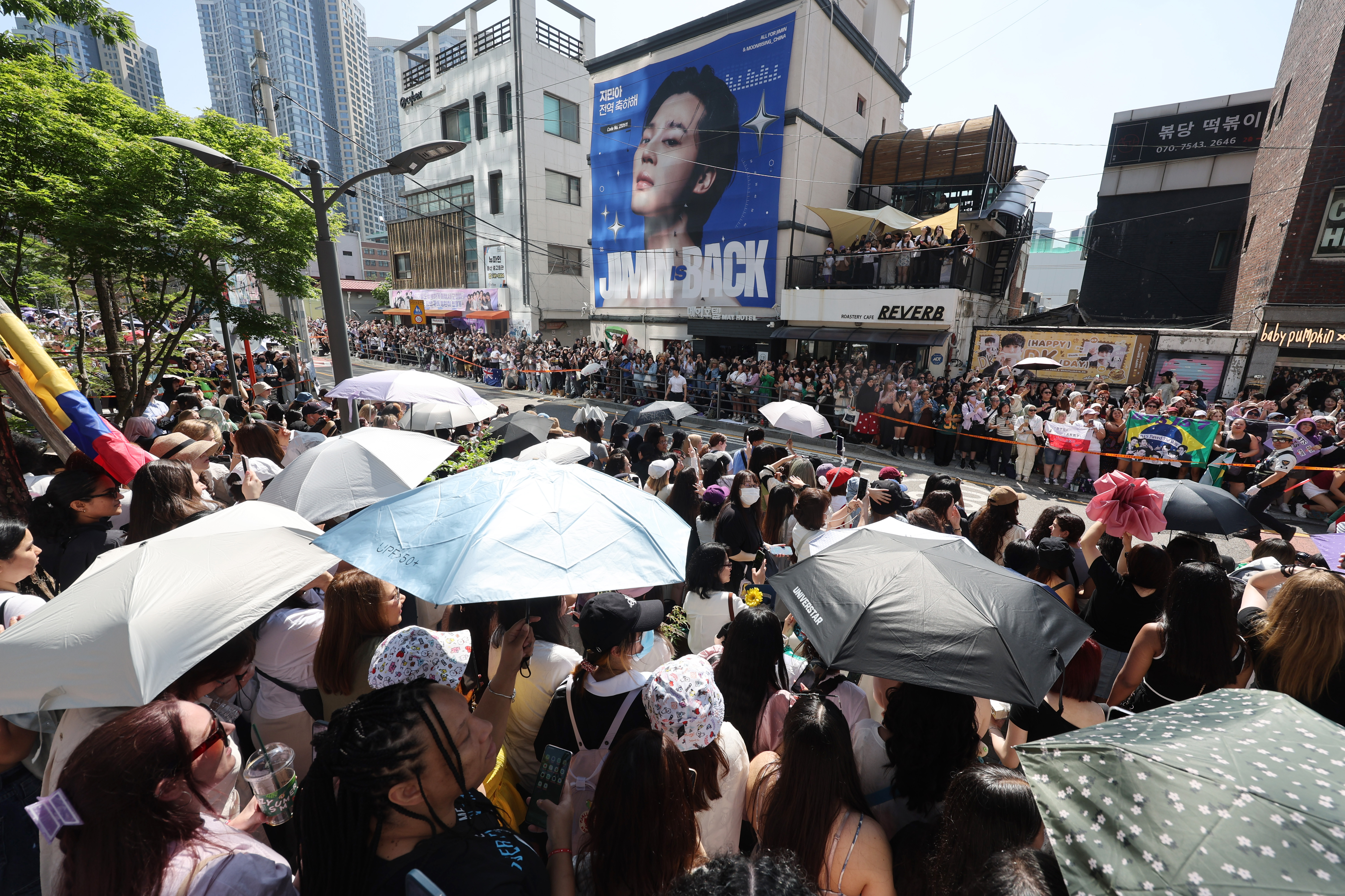 6月11日，位于首尔龙山区的HYBE大楼前挤满防弹少年团（BTS）来自世界各地的粉丝“阿米”（ARMY），庆祝BTS成员智旻和柾国退伍。