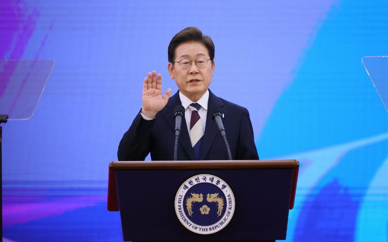 6月4日，韩国总统李在明在就职仪式上宣誓。李在明根据宪法第69条宣誓：我在国民面前庄严宣誓，将遵守宪法、保卫国家，为实现祖国的和平统一、增进国民自由与福利，以及弘扬民族文化，将认真履行总统职责。图片来源：政府共同采访团