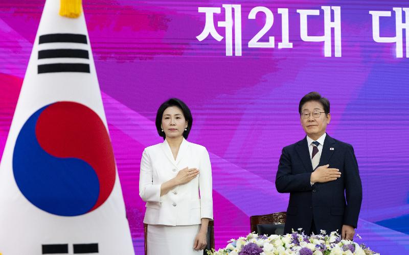 6月4日，韩国总统李在明与夫人金惠景在第21届总统就职仪式上敬礼。图片来源：政府共同采访团