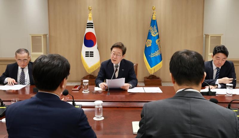 6月4日，韩国总统李在明在首尔龙山总统室大楼主持召开了“总统头号行政令，紧急经济应对工作组会议”。图片来源：韩联社