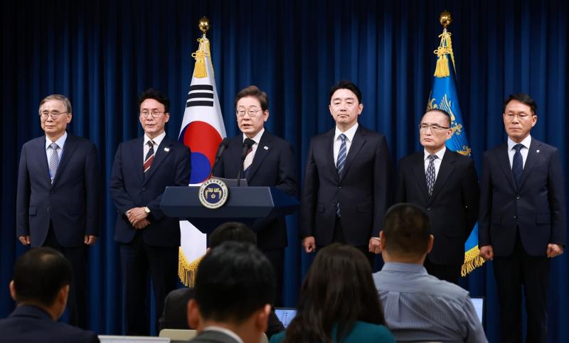 6月4日，在首尔龙山总统室，韩国总统李在明公布了新政府的首批内阁人选。左起依次为国家情报院院长候选人李钟燮、国务总理候选人金民锡、总统李在明、总统秘书室室长姜勋植、国家安保室室长魏圣洛吗，以及总统警卫处处长黄仁权。图片来源：韩联社 