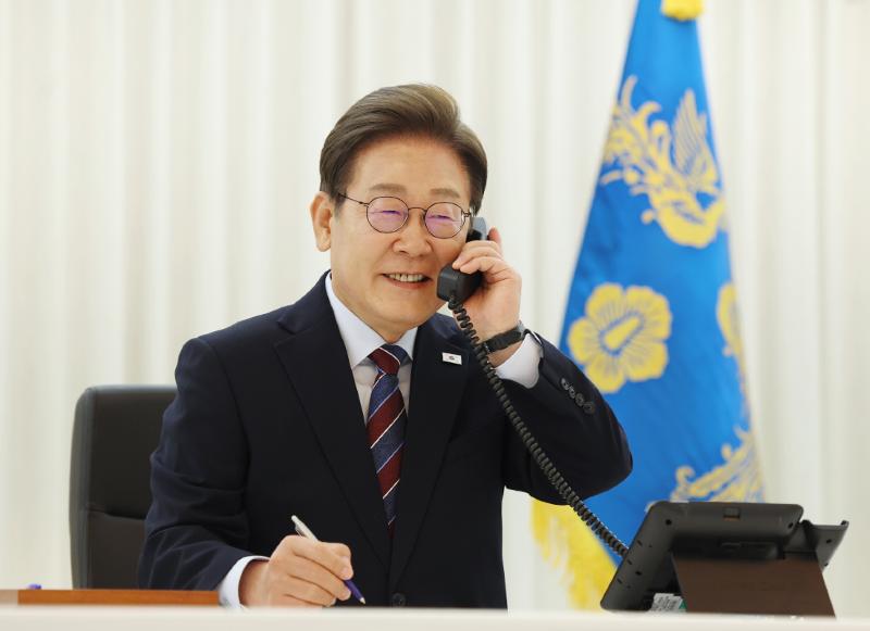 President Lee on the phone