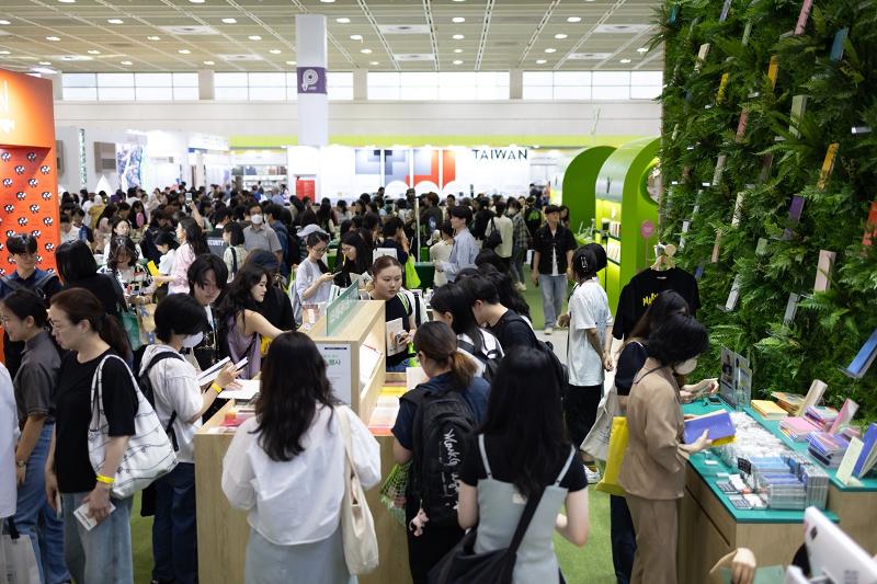 2025首尔国际图书展将于6月18日至22日在首尔江南区COEX会展中心举行。图为去年的图书展现场。图片来源：韩联社