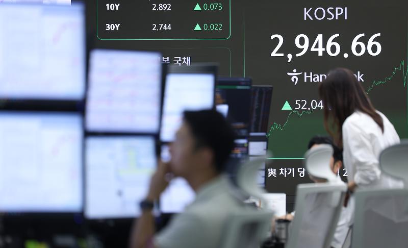 6月16日，韩国首尔中区韩亚银行交易室屏幕显示KOSPI指数。当日KOSPI指数时隔3年零5个月重回2940点。图片来源：韩联社