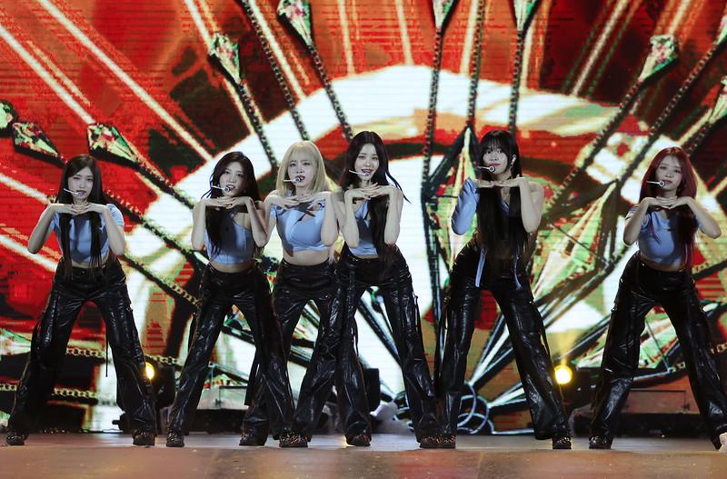 图为在2023新万金世界童军大露营“K-POP SUPER LIVE”上正在演出的韩国女团IVE。图片来源：韩宣网DB 