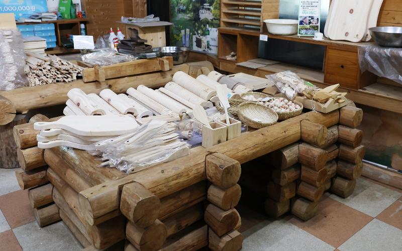 长城扁柏森林附近商店中陈列着扁柏工艺品。游客可购买木勺、枕头、按摩棒等各类生活用品。韩宣网记者朴大珍 摄