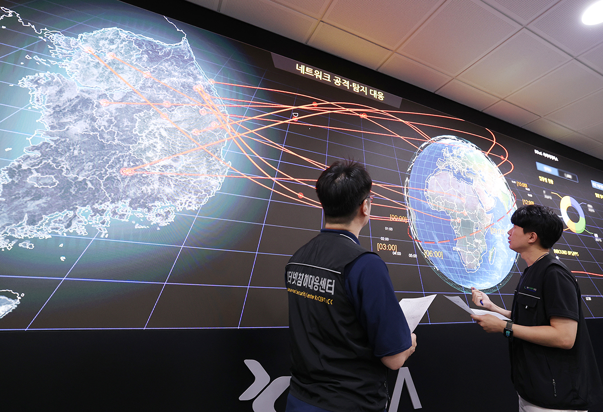 7月9日为韩国第14个信息保护日。当天，在首尔松坡区韩国网络振兴院（KISA）首尔办公楼网络侵害应对中心，工作人员正在实时探测网络攻击并进行应对。