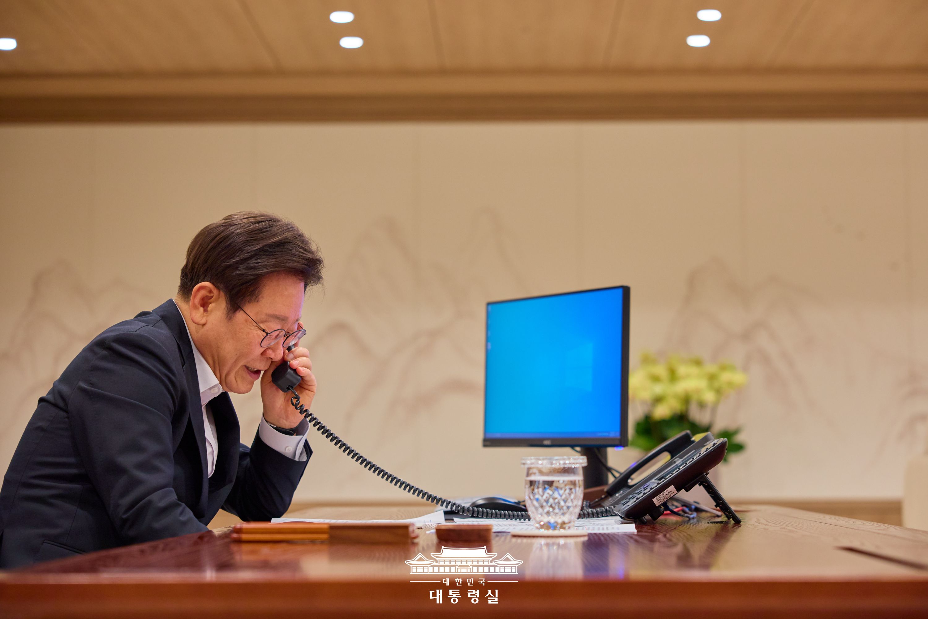 7月17日，韩国总统李在明在首尔龙山总统室办公楼与土耳其总统雷杰普·塔伊普·埃尔多安通电话。图片来源：韩国总统室