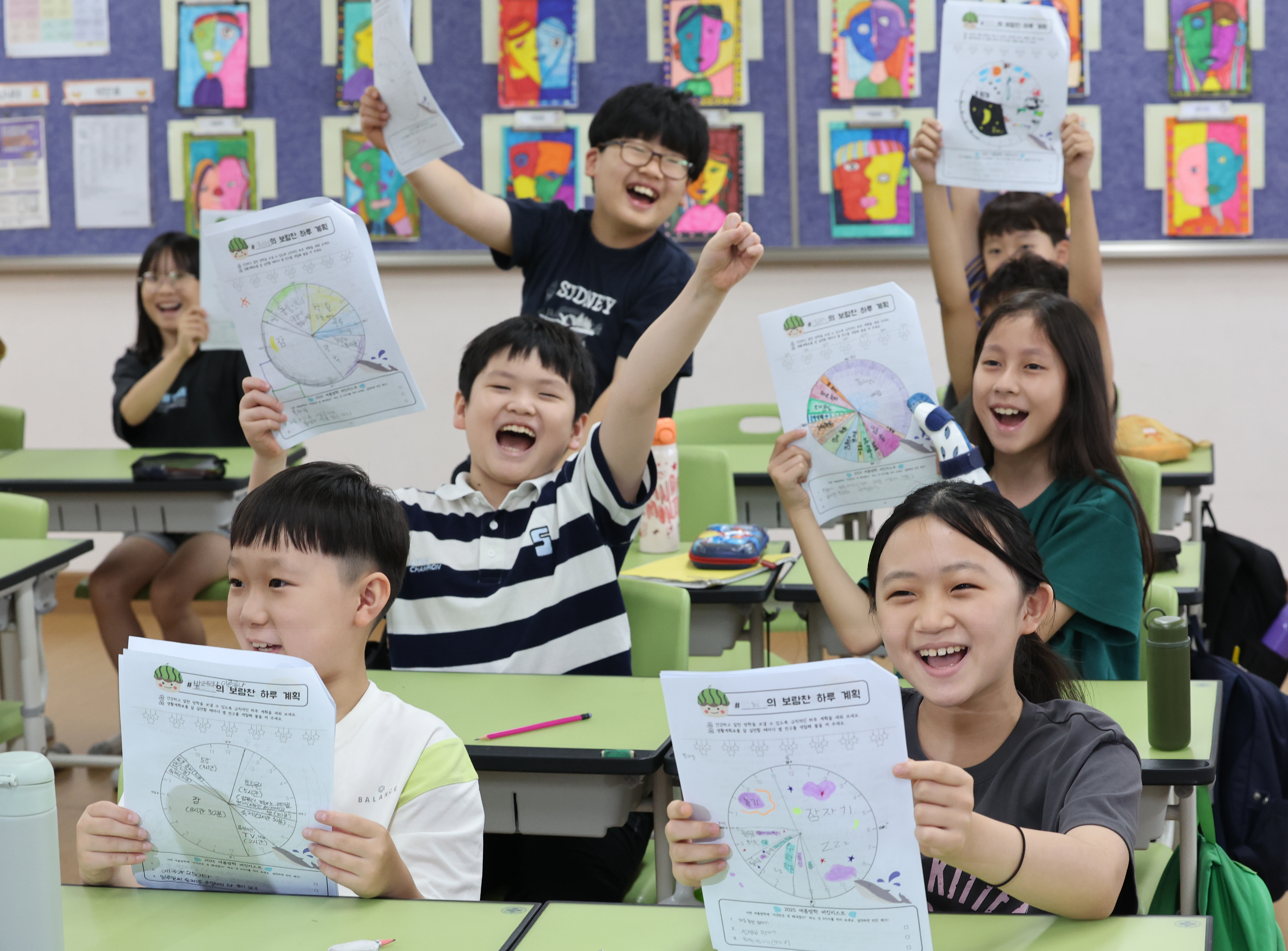 7月23日，在首尔市铜雀区三一小学，准备放暑假的4年级学生们正在展示自己制作的暑假计划表。