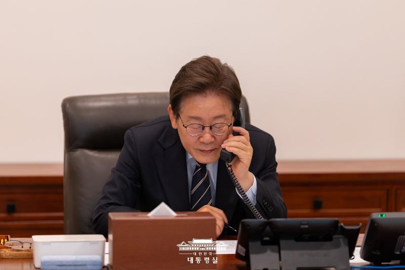 6月30日，韩国总统李在明在首尔龙山区总统办公室同新加坡总理黄循财通电话。图片来源：大韩民国总统室