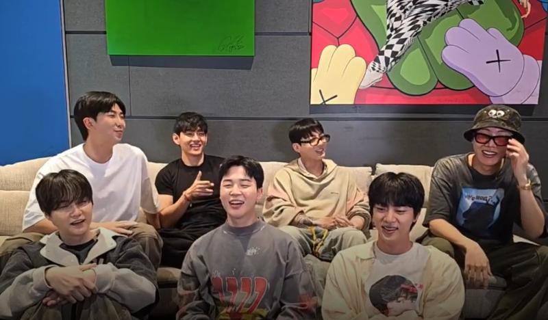 ▲ 그룹 방탄소년단(BTS) 7명이 내년 봄 7명 완전체로 새 앨범을 발표하고 월드투어를 열 예정이라고 지난 1일 위버스 라이브 방송에서 밝혔다. 위버스 누리집 갈무리