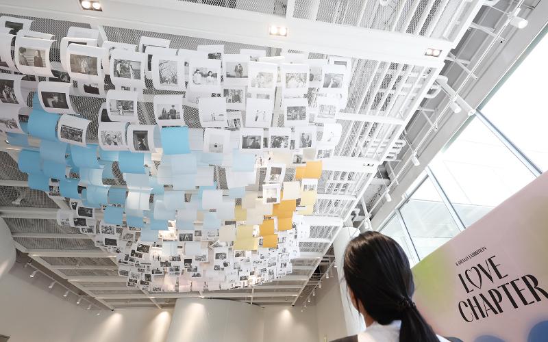 首尔钟路区青瓦台舍廊房一楼大厅展厅的天花板上，悬挂着韩剧场景的黑白照片。韩宣网记者李廷佑 摄 