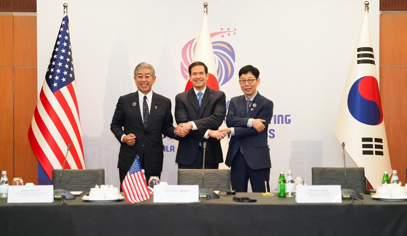 ▲ 박윤주 외교부 제1차관(오른쪽)이 11일 말레이시아 쿠알라룸푸르 컨벤션센터에서 열린 한미일 외교장관 회의에 앞서 마르코 루비오 미국 국무장관(가운데), 이와야 다케시 일본 외무대신과 기념 촬영하고 있다. 외교부