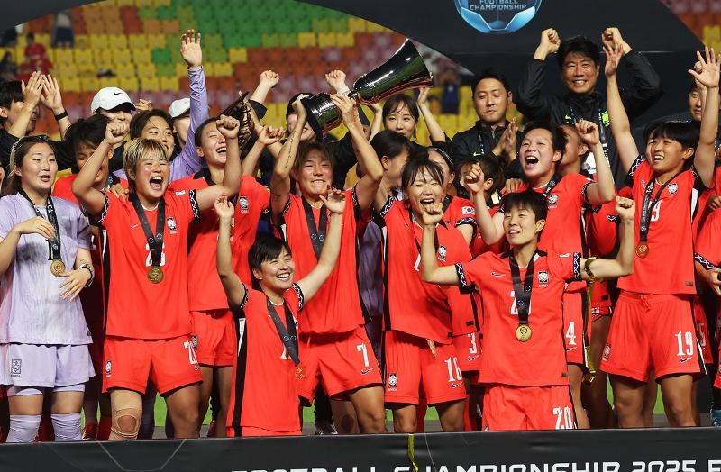 7月16日，在水原世界杯体育场进行的2025年东亚足联E-1足球锦标赛女子决赛上，韩国队以2比0战胜中华台北队，夺得冠军。图为比赛结束后，队员们手捧奖杯欢呼。图片来源：韩联社