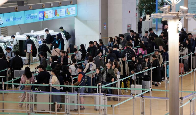 今年上半年，韩国仁川机场的旅客吞吐量为3636万人次，创历史新高。图为5月1日，在仁川国际机场第1航站楼出境大厅，乘客们正在排队等待办理登机手续。图片来源：韩联社