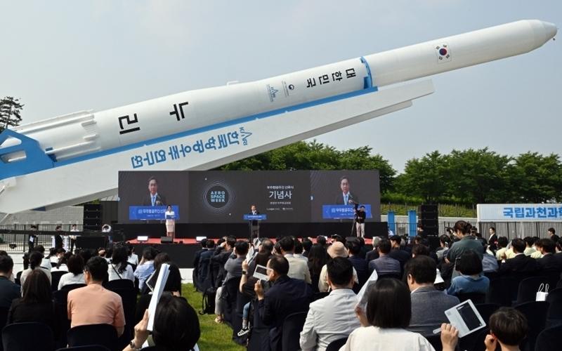 韩国外交部与航空航天厅7月27日表示，将与印度尼西亚、马来西亚和泰国等东南亚三国联合举办“新太空研讨会”，以加强新兴高科技领域的合作。图为5月27日在京畿道果川市国立果川科学馆举行的“航天周”启动仪式现场。图片来源：航空航天厅