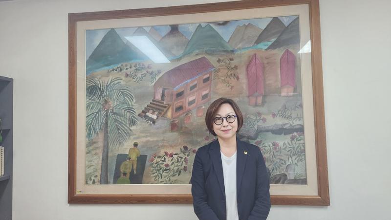 7月24日，正义记忆连带理事长李娜荣接受了韩宣网的采访。图中，她身后悬挂的画作是日本军“慰安妇”受害者姜德卿（音）老人所绘。韩宣网记者李智惠 摄