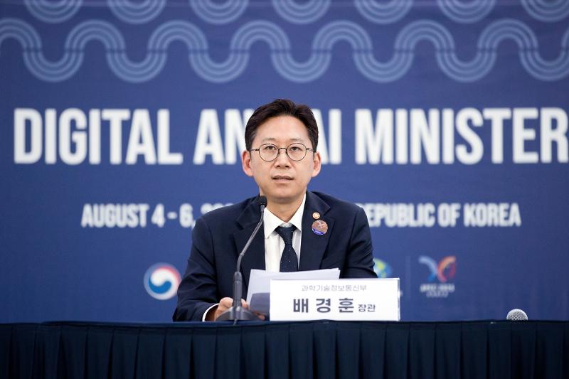 8月4日，在仁川松岛Convensia召开的“亚太经合组织（APEC）数字·人工智能部长级会议”上，韩国科学技术信息通信部长官裴庆勋正在举行记者会。图片来源：科学技术信息通信部
