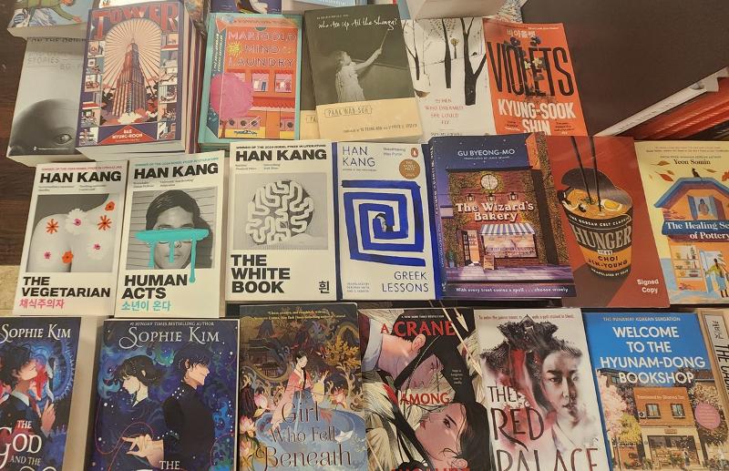 有调查显示，近一年韩国文学作品在海外的销售量增加一倍以上。图为在首尔钟路区光化门教保文库陈列的韩国文学作品英文版。韩宣网记者李智惠 摄