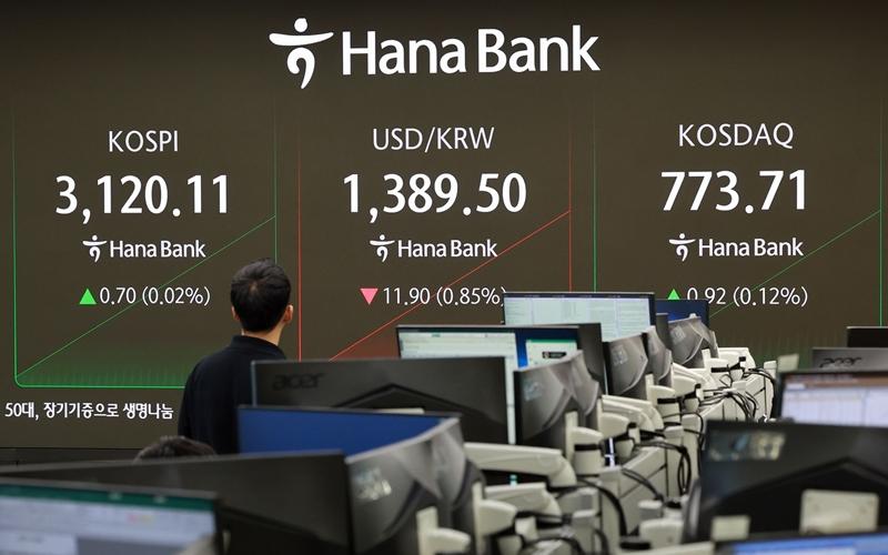 外国人持有韩国股票首次突破900万亿韩元。图为8月4日，位于首尔中区的韩亚银行总行交易大厅。图片来源：韩联社