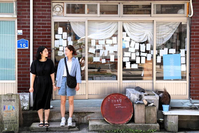 访问忠清南道公州市“街边书店”的姐妹。图片来源：韩国旅游发展局 