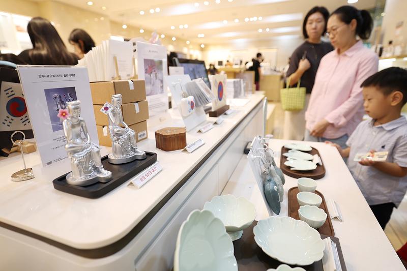 8月20日，在首尔市龙山区国立中央博物馆的文创周边纪念品店，人们正在选购文创产品。