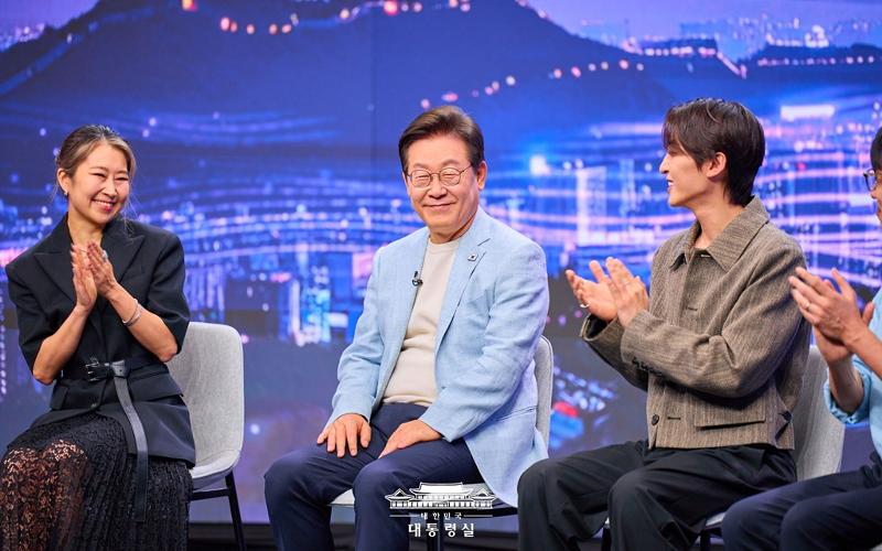 8月20日，韩国总统李在明（中）做客阿里郎电视台节目《K-Pop：The Next Chapter》。图片来源：大韩民国总统室