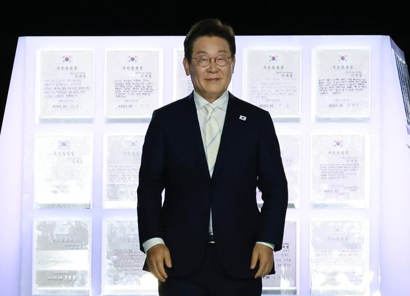 8月15日，韩国总统李在明在首尔世宗大路光化门广场举行的第21届总统国民任命仪式上留影。图片来源：韩联社