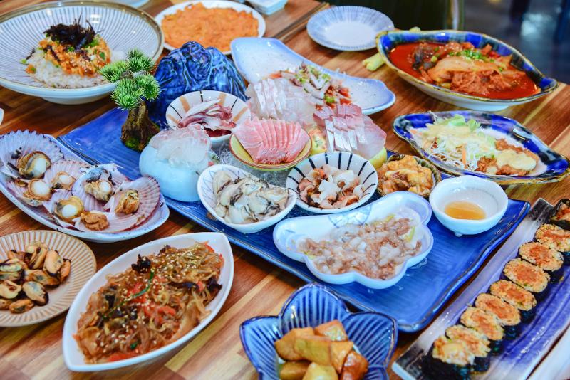 庆南统营独有的“海鲜酒桌”料理，在南海海域捕捞新鲜丰富的海鲜，佐以美酒。图片来源：韩国旅游发展局 