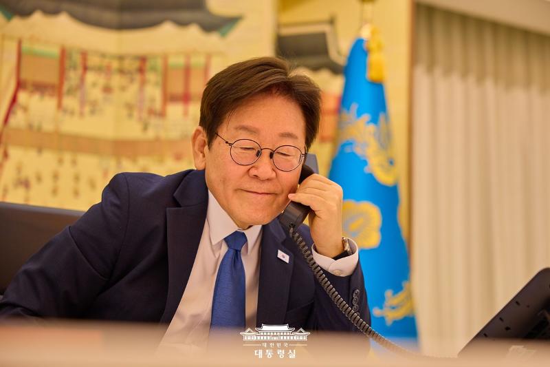 8月28日，韩国总统李在明同塔吉克斯坦总统埃莫马利·拉赫蒙首次通电话。图片来源：大韩民国总统室 