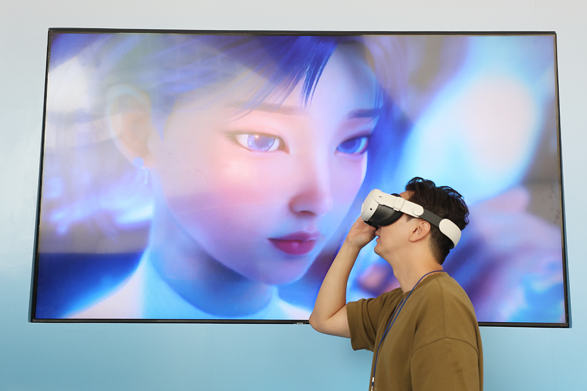 9月19日，在首尔市中区东大门设计广（DDP）举行的“Entertech首尔2025”活动中，一位市民正在用VR观看爱豆歌手的演出。