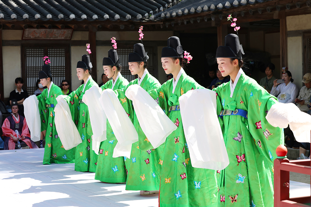9月23日，在首尔市钟路区昌德宫演庆堂正在举行“朝鲜纯祖戊子年演庆堂进爵礼”演出。“进爵礼”是指在王室举行庆祝活动时，大臣向国王敬酒献食的行礼仪式。