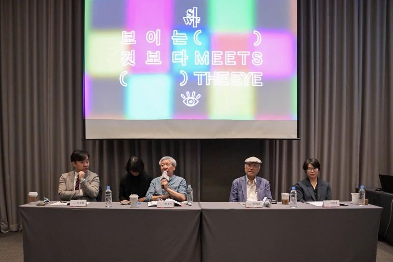 “2025首尔国际作家节”于9月12日开幕。图为11日在首尔中区弗雷泽广场南大门酒店举行的记者会现场。左起筹委委员南胜元、作家阎连科、作家玄基荣、筹委委员朴莲浚。图片来源：韩国文学翻译院