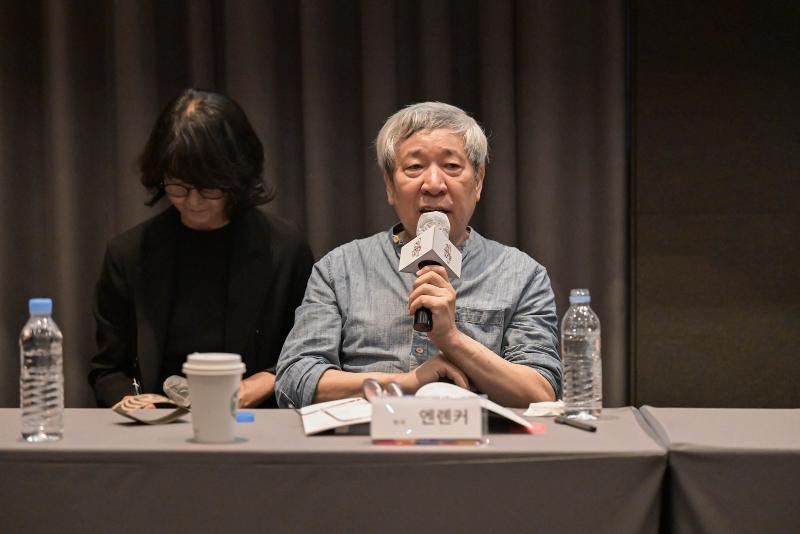 9月11日，在首尔中区弗雷泽广场南大门酒店举行的记者会上，作家阎连科（右）回答记者提问。图片来源：韩国文学翻译院