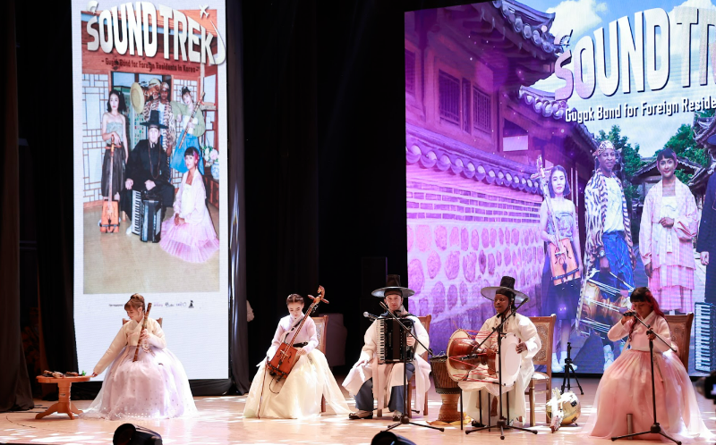 8月27日，正在乌兹别克斯坦纳沃伊演出的国乐乐队“声音远征队”。图片来源：文化体育观光部  