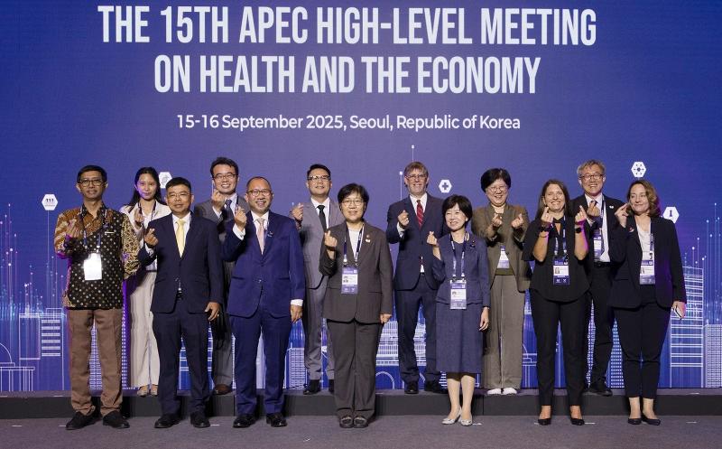 9月15日，在首尔中区新罗酒店举行的第15届亚太经合组织（APEC）卫生经济高级别会议上，韩国保健福祉部长官郑银敬（前排中）正在同出席会议人士合影留念。图片来源：保健福祉部