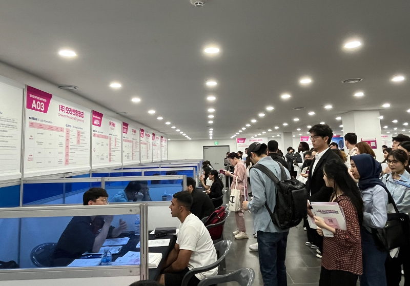 韩国中小企业中有94%为缓解低出生率和人口老龄化带来的结构性用工荒而雇佣外国劳动者。图为去年5月在釜山市海云台区电影殿堂举办的“2024外国留学生就业博览会”。图片来源：釜山全球城市财团