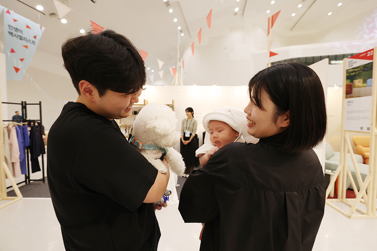 10月15日，为国际动物权利日。图为在首尔中区东大门设计广场，一家人携宠物与孩子逛街。'