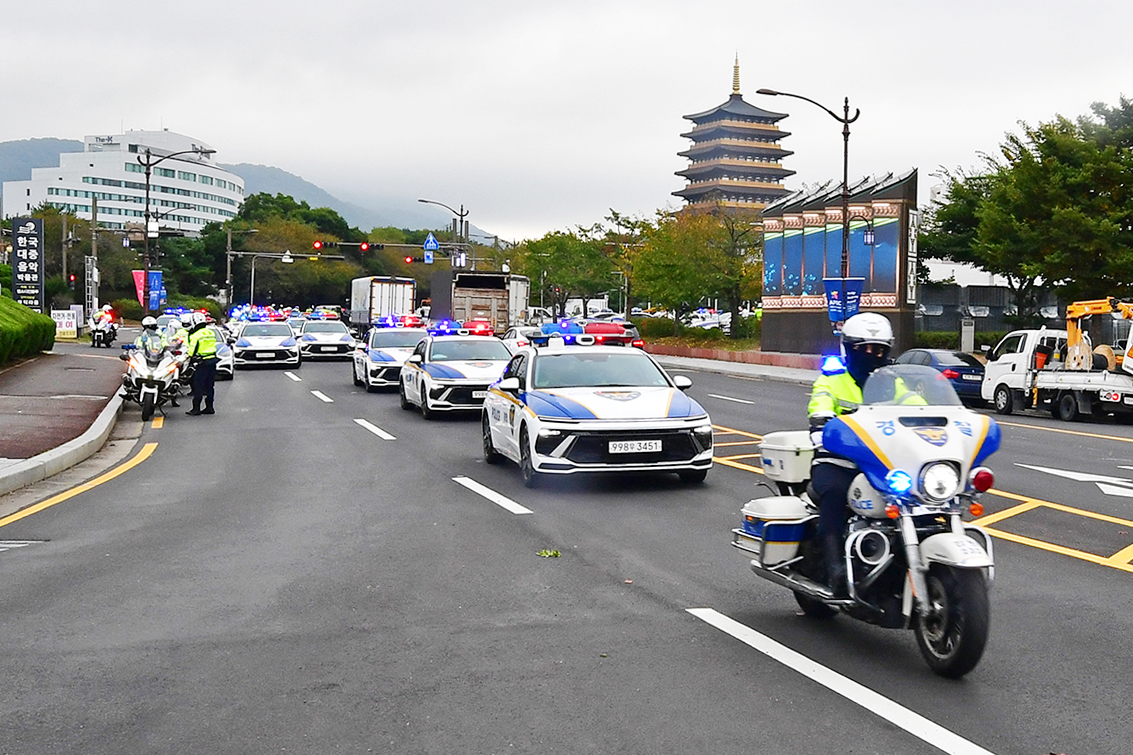 today_photo_251020_경호 훈련하는 경찰