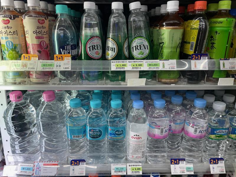 韩国科学技术院（KAIST）研究团队成功利用生物原料生产出过去只能通过石油精炼获得的苯、甲苯、乙苯和对二甲苯（BTEX）。图为10月13日，首尔钟路区一家便利店内陈列的塑料瓶饮料。韩宣网记者金善雅 摄