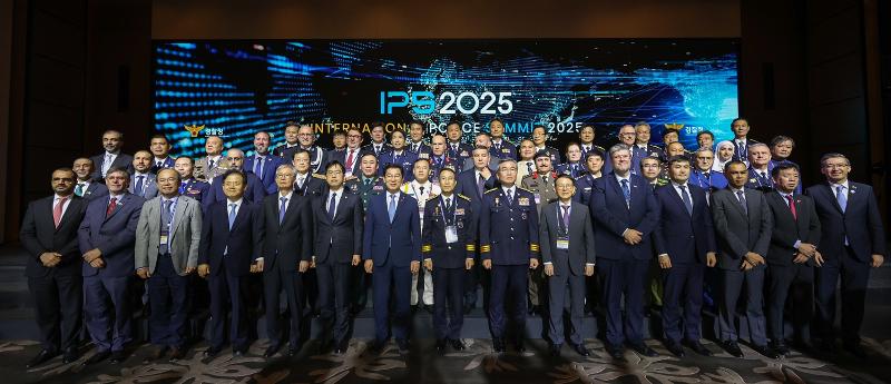 10月21日下午，在首尔汝矣岛康莱德酒店举行的第五届国际警察首长峰会（IPS）上，各国警察首长合影留念。图片来源：韩国警察厅