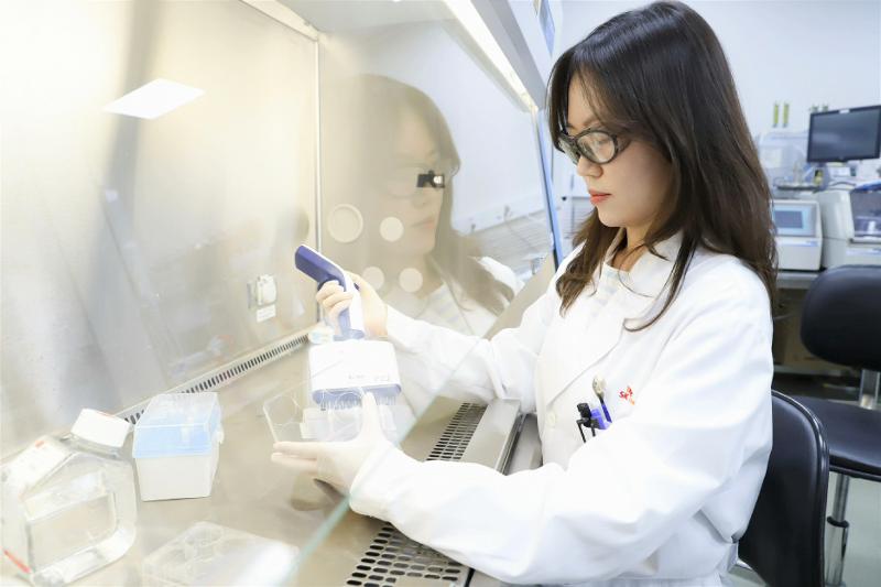 据预测，韩国疫苗市场未来将以年均9.5%的速度增长，至2029年规模将达约14.9亿美元。图为正在进行疫苗研发的SK生物科学研究人员。图片来源：SK生物科学