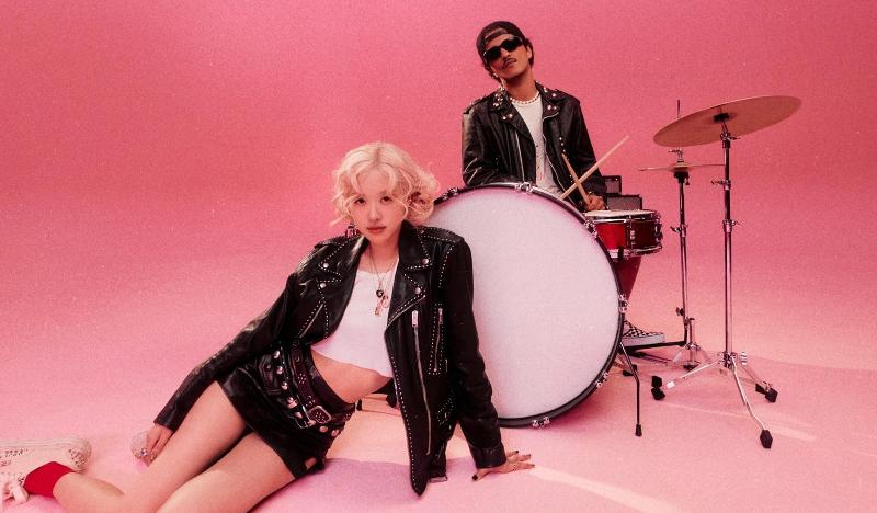 ROSE（左）与布鲁诺·马尔斯。图片来源：THE BLACK LABEL