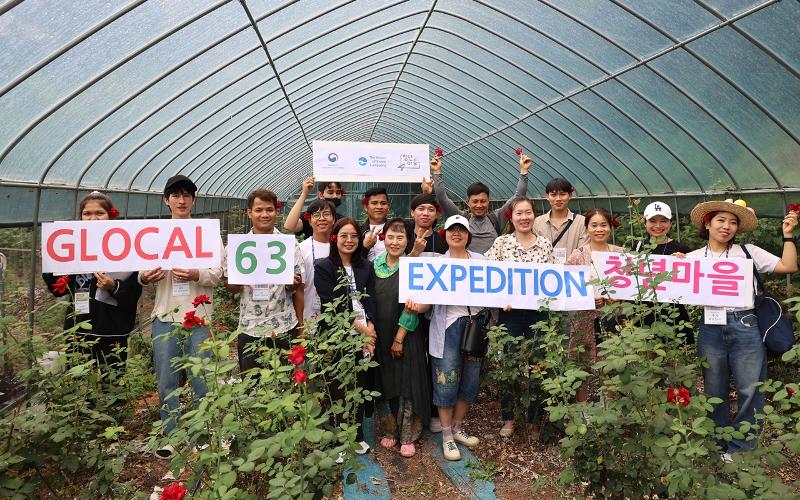 7月13日，在忠清北道阴城郡举行的“全球本土化63勘探队”韩国农场篇的参与者合影留念。图片来源：全球本土化城