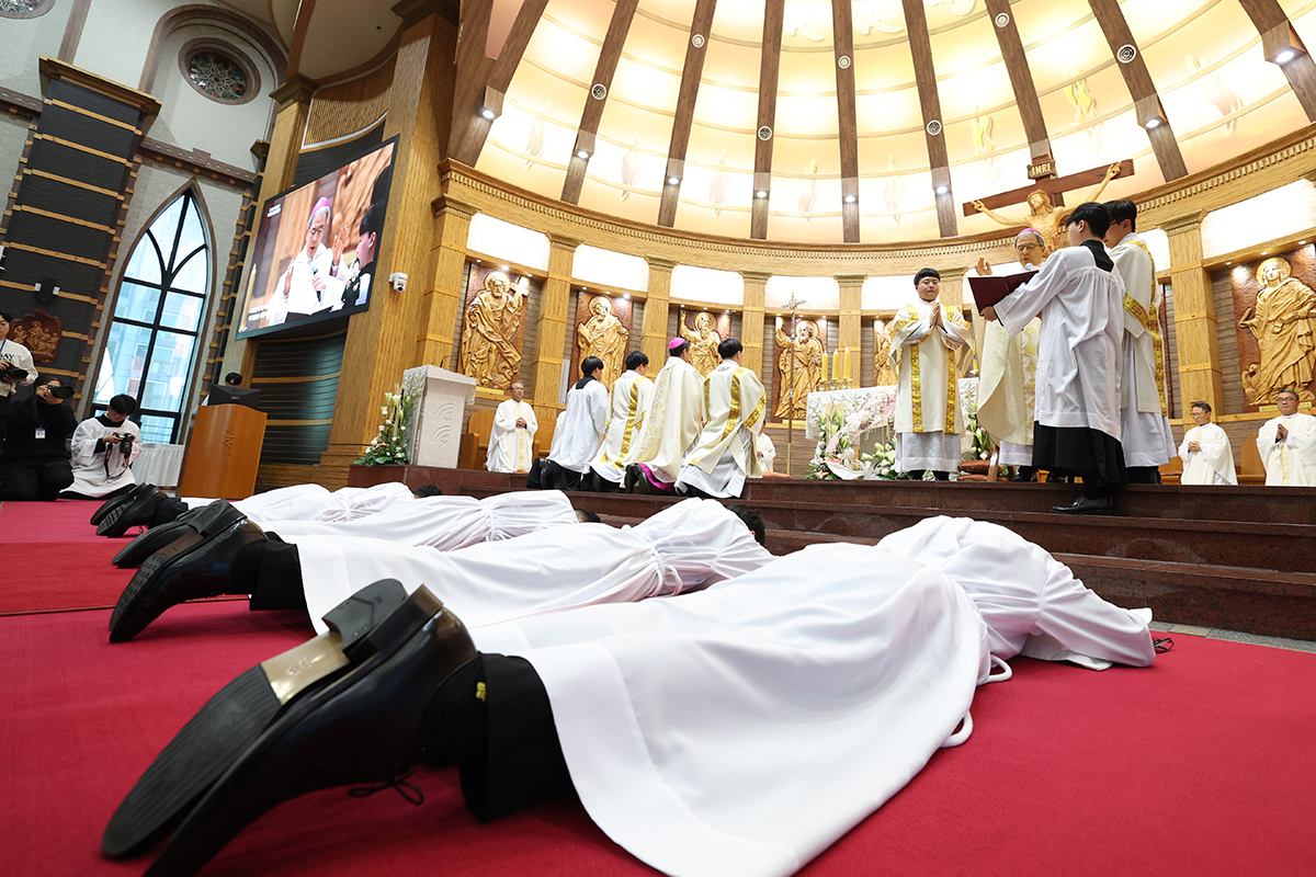 12月4日，在京畿道水原市天主教水原教区亭子洞主教座圣堂举行的“2025年司铎圣职授予礼”上，授予圣职人员正在祈祷。