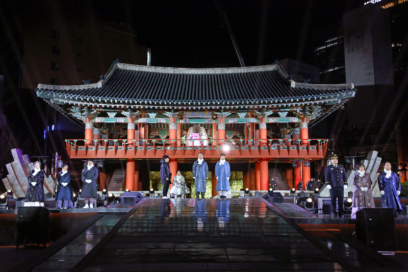 韩国传统跨年活动“除夜敲钟仪式”将于12月31日在普信阁一带举行。图为去年的“除夜敲钟”现场。图片来源：首尔市