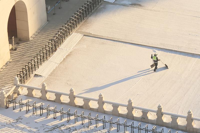 12月5日，在首尔景福宫，工作人员正在清除积雪。