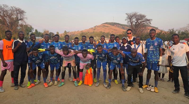 图为去年8月22日，在马拉维，奇兹姆卢足球联队球员身穿李东勋准备的队服合影留念。曾经赤裸上身踢球的奇兹姆卢足球联队球员们穿上了新球衣。图片来源：李东勋提供  